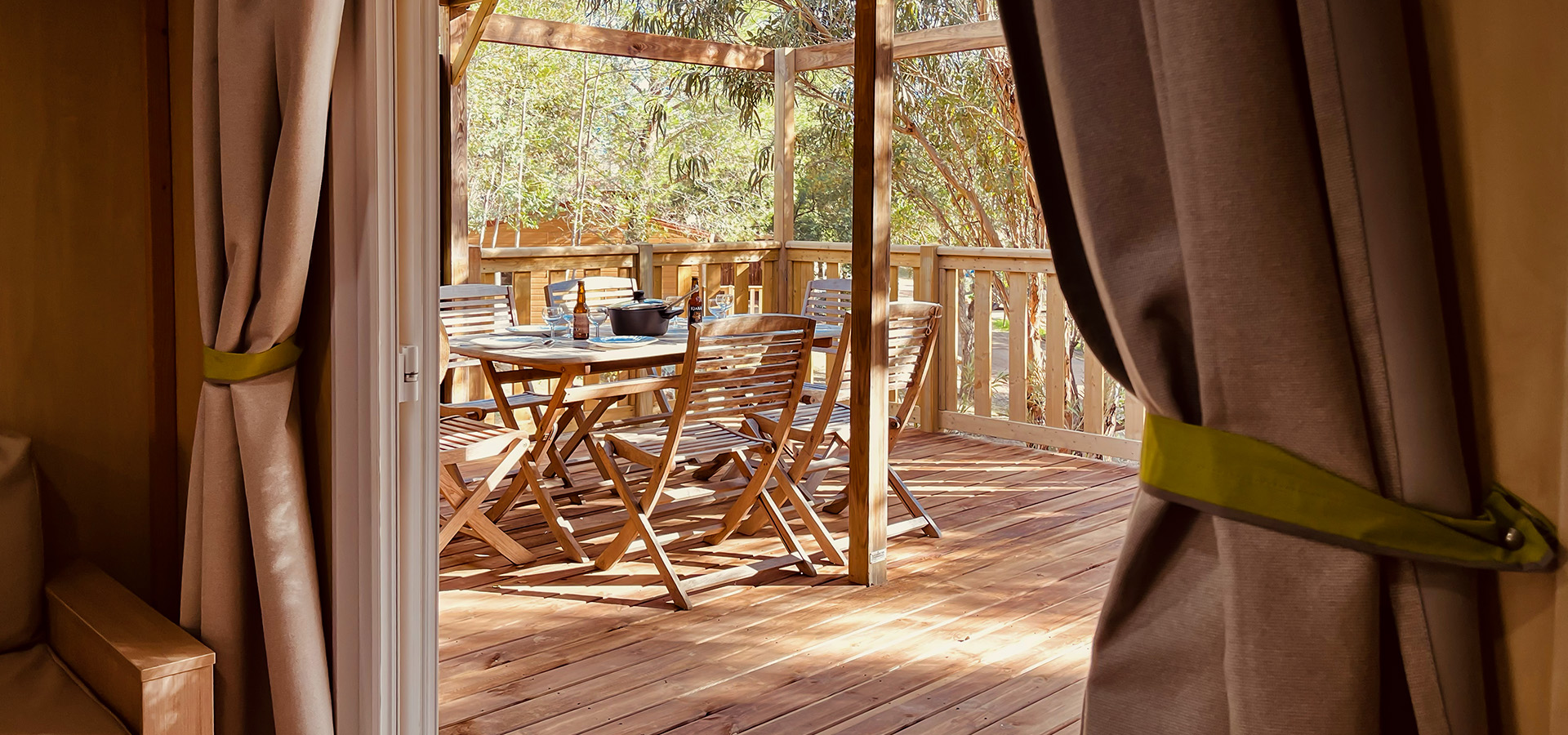 Camping la vetta BU SUP CH3 terrasse table repas vue interieure